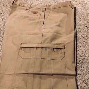 Men’s brand new Dickie khaki cargo pants.